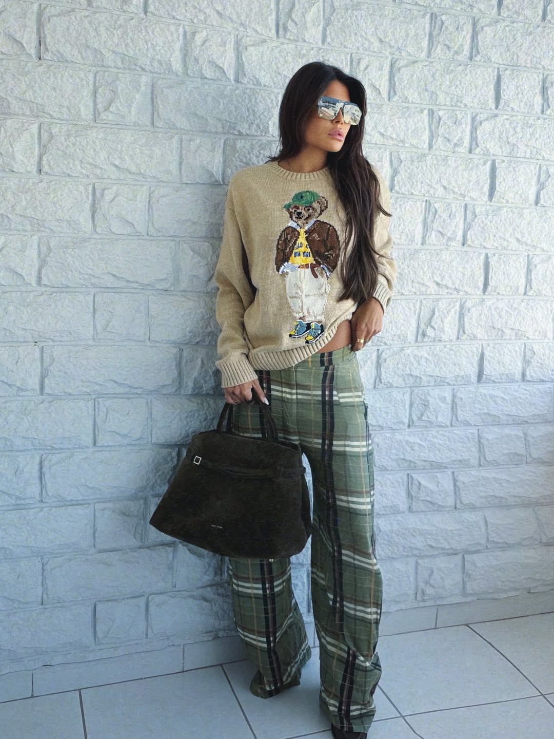 العنود بدر ببنطال واسع بصيحة البلايد باللون الاخضر