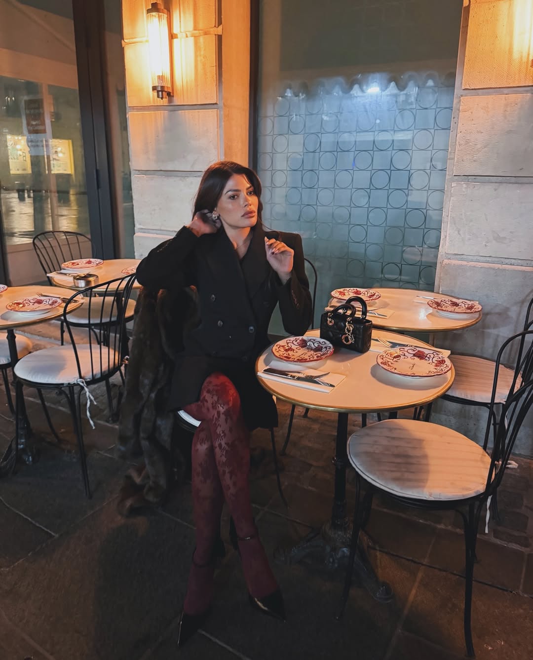 العنود بدر بجوارب مزينة بطبعة الورود باللون البرغندي