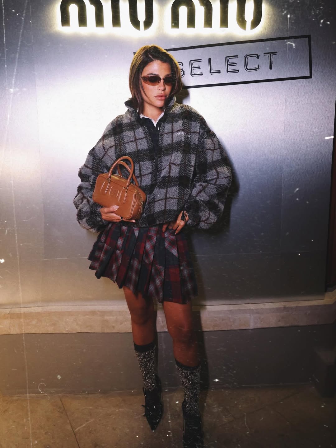  العنود بدر بصيحة الكاروهات منسقة من تنورة قصيرة بقصة البليسيه