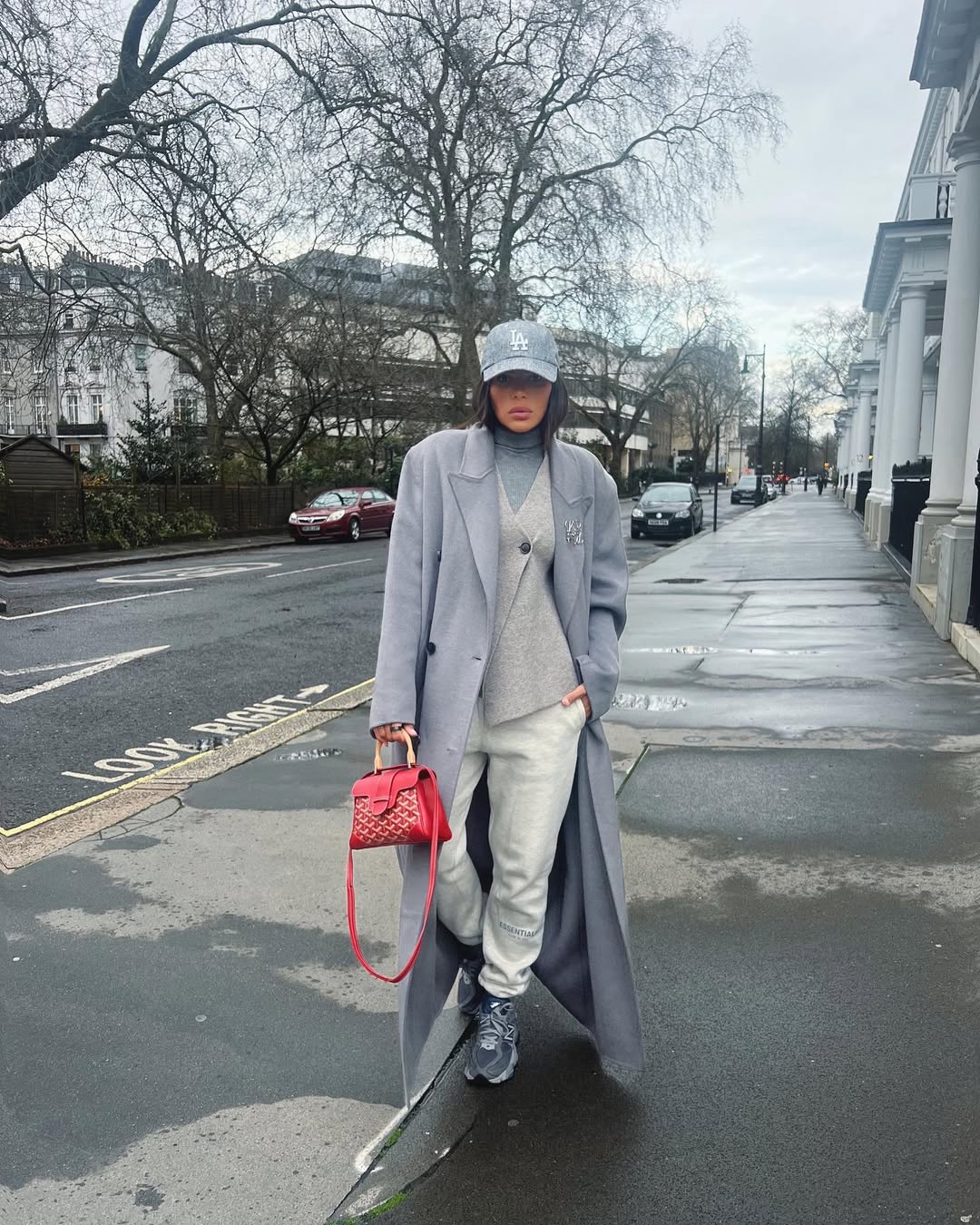 العنود بدر بنطال رياضي فاتح وجيليه باللون الرمادي وجاكيت أوفر سايز باللون الرمادي