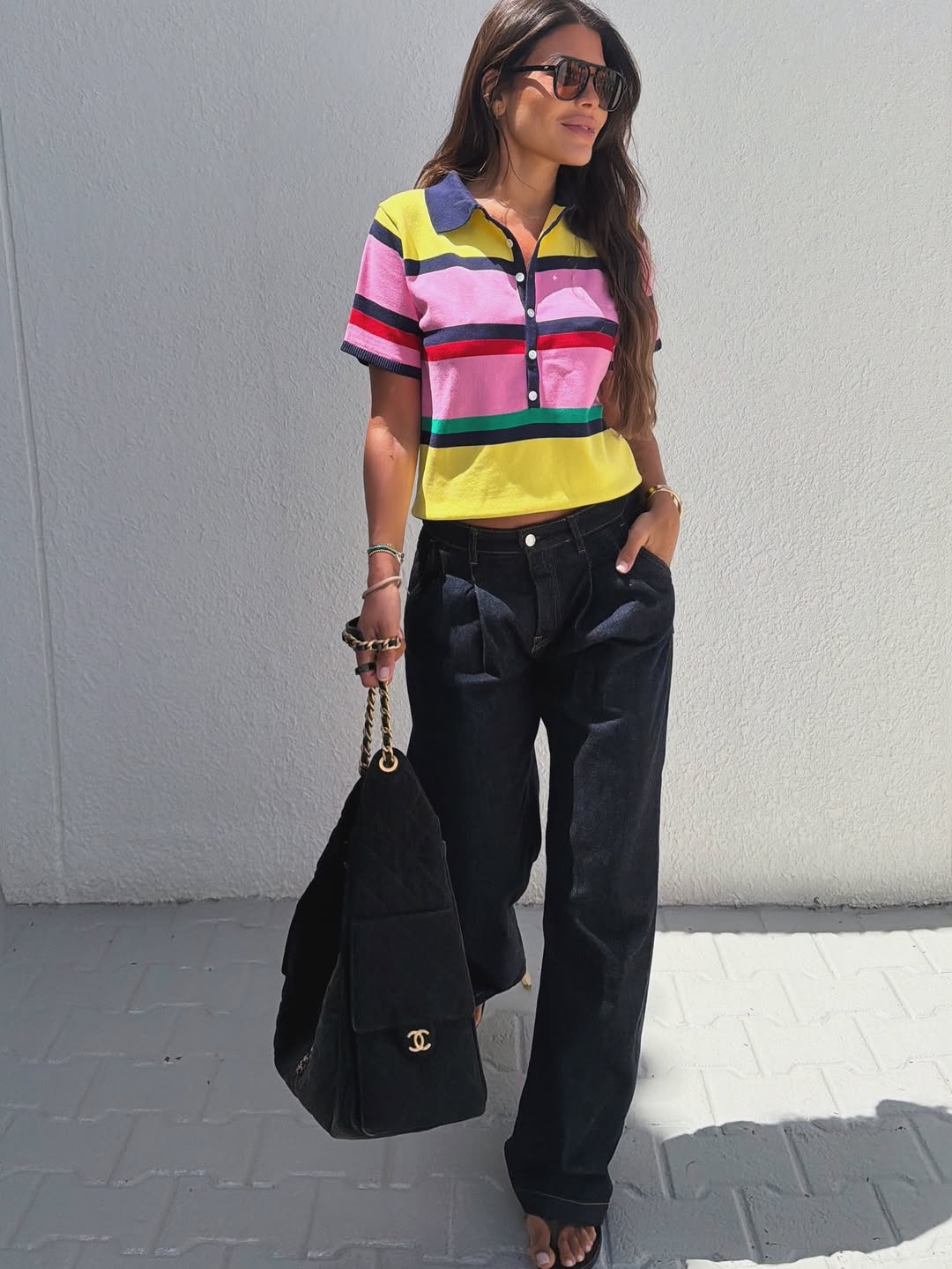 العنود بدر بتنسيق البولو الملون مع الجينز الواسع