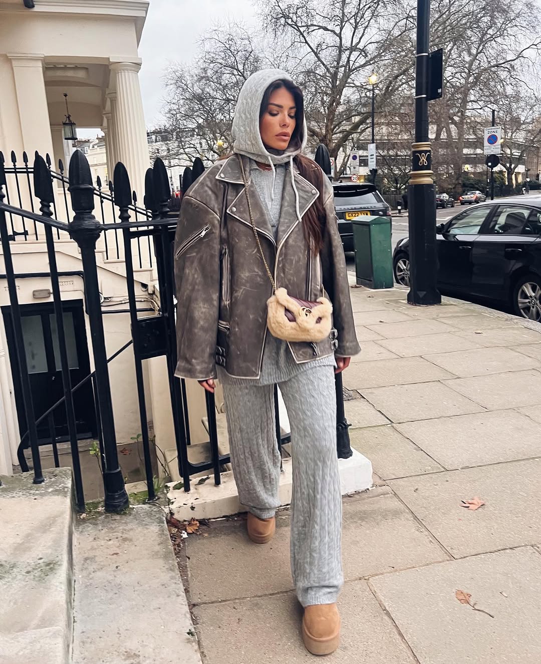 العنود بقبعة صوفية منفصلة مع طقم صوفي مكون من بنطال واسع باللون الرمادي وبلوفر متوافق