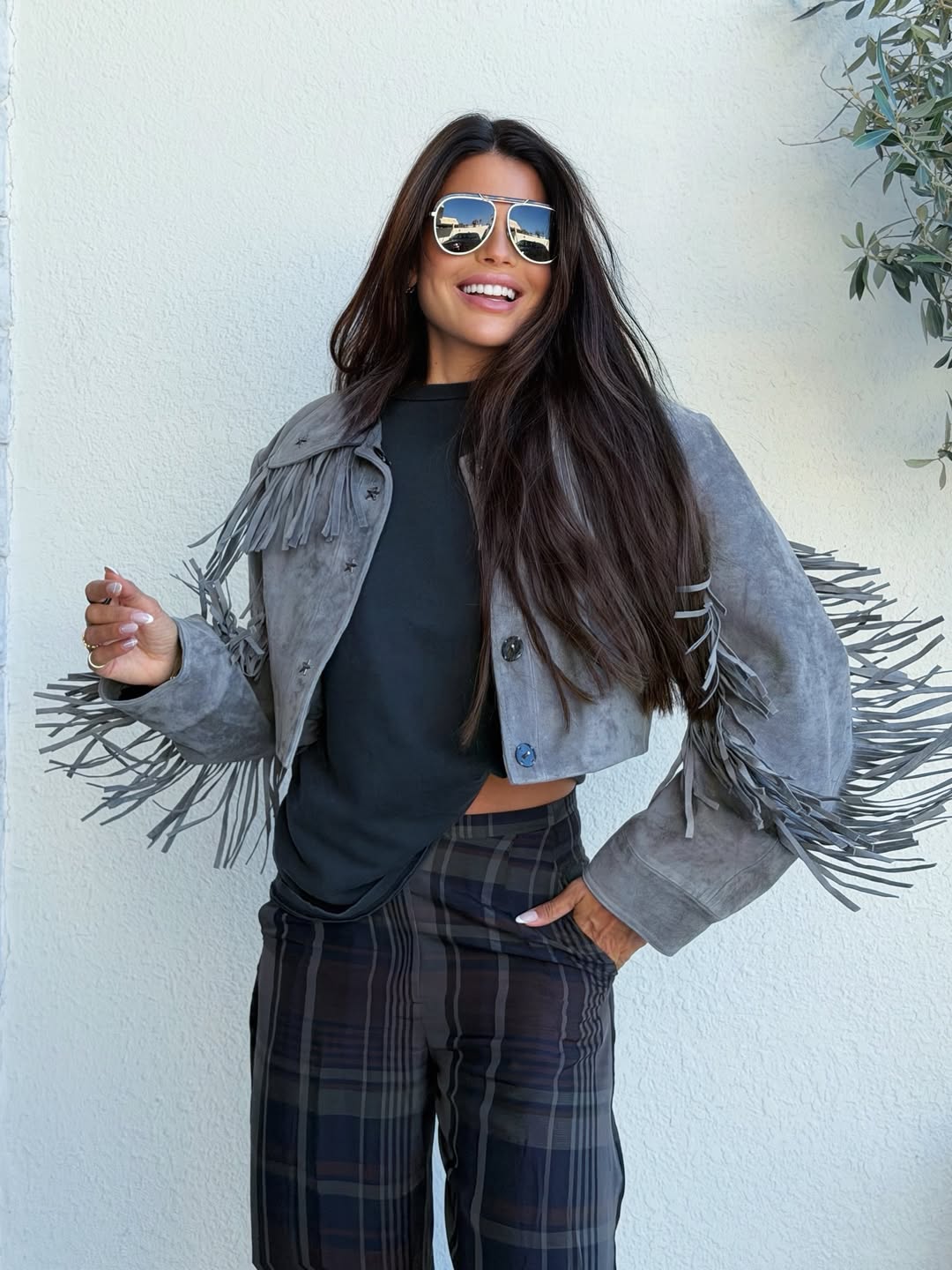 العنود نسقت مع تلك القطعة جاكيت واسع من المخمل بلون باهت