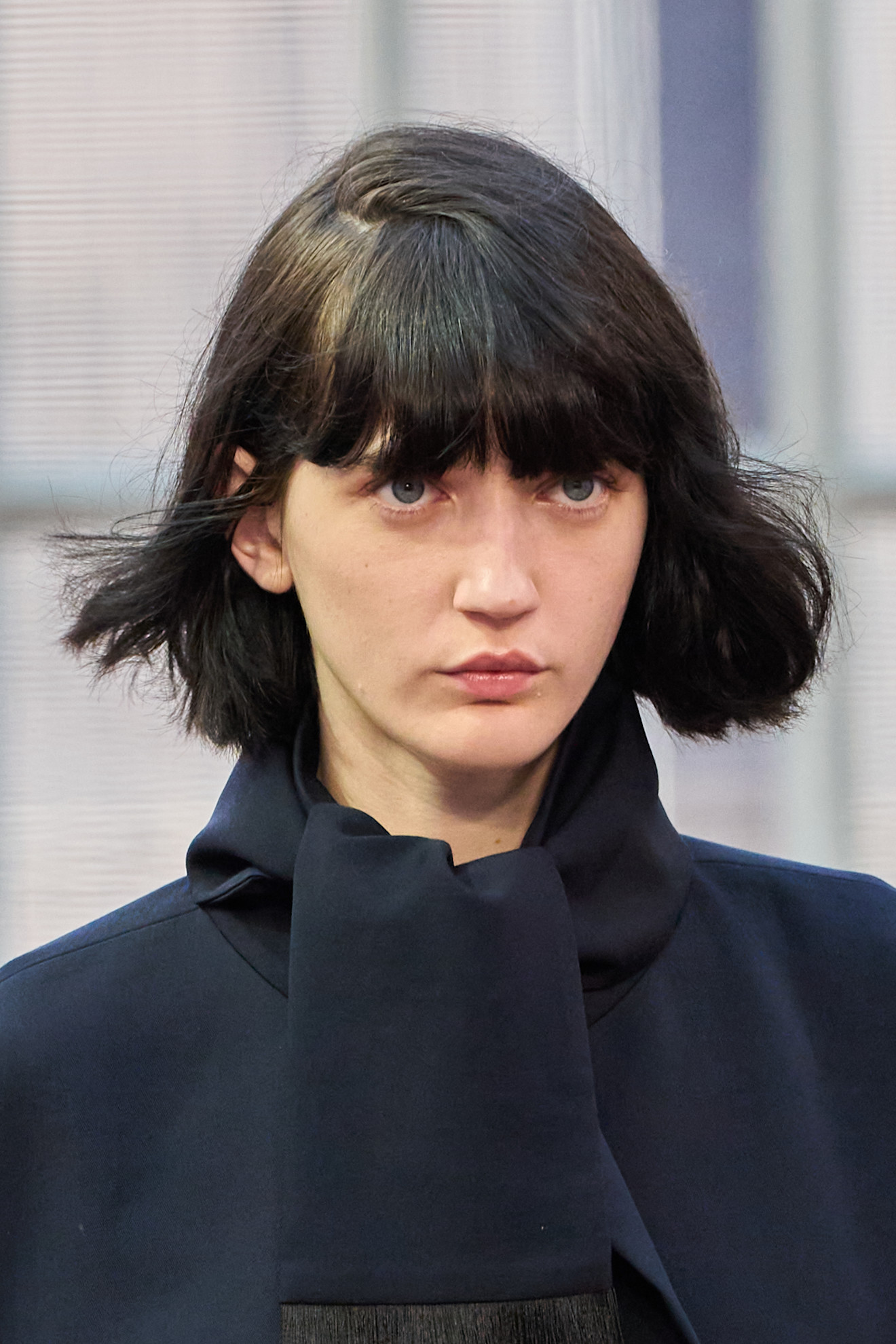 الغرة الامامية الكثيفة مع تسريحة الكاريه من دار Mithridate