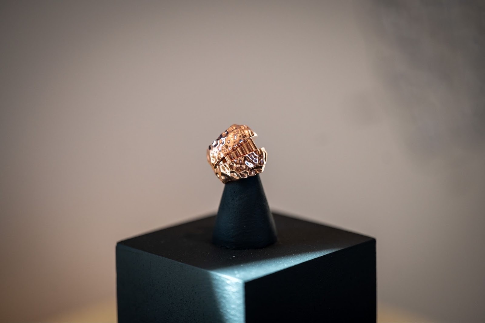 الفائز في فئة تصميم الأزياء ماتيو غوتييه عن مشروعه نُصُب مصغّرة - الصورة الرئيسية