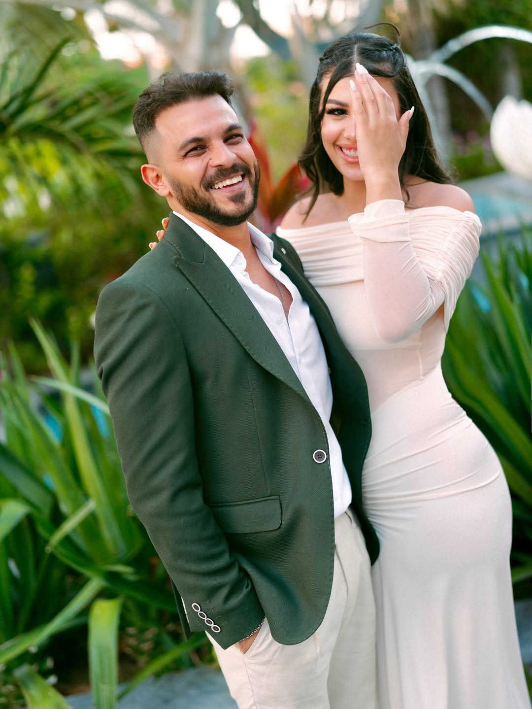 الفرحة بدت ظاهرة على محمد رشاد وعروسته