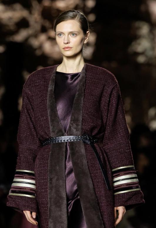 الفروة الحصرية من قماش بوكليه خاص للعلامة وأكمام السدو