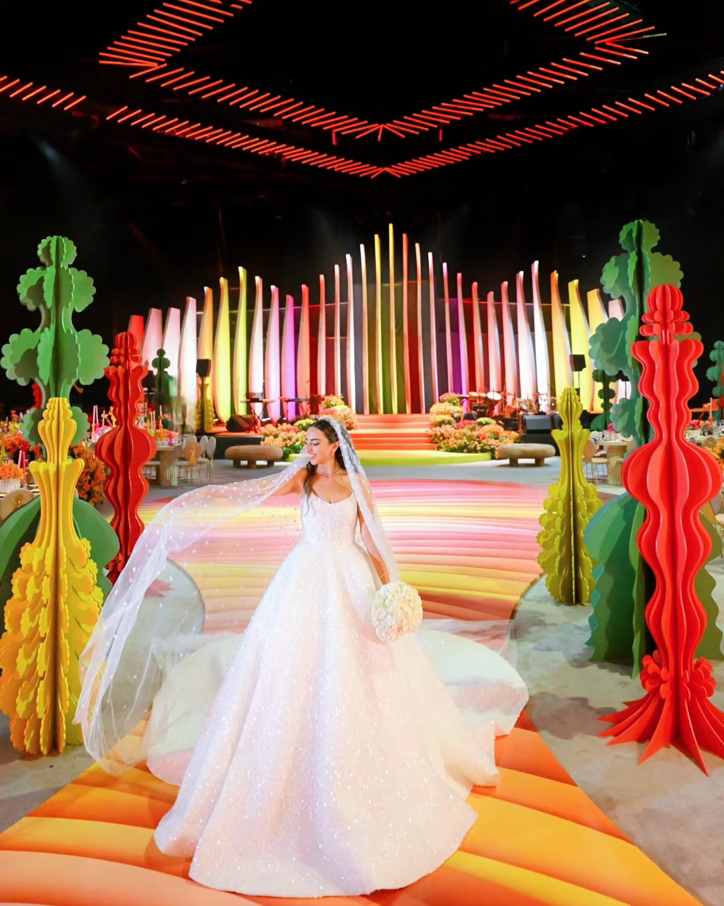 الفستان الأبيض والطرحة من تصميم maliche official