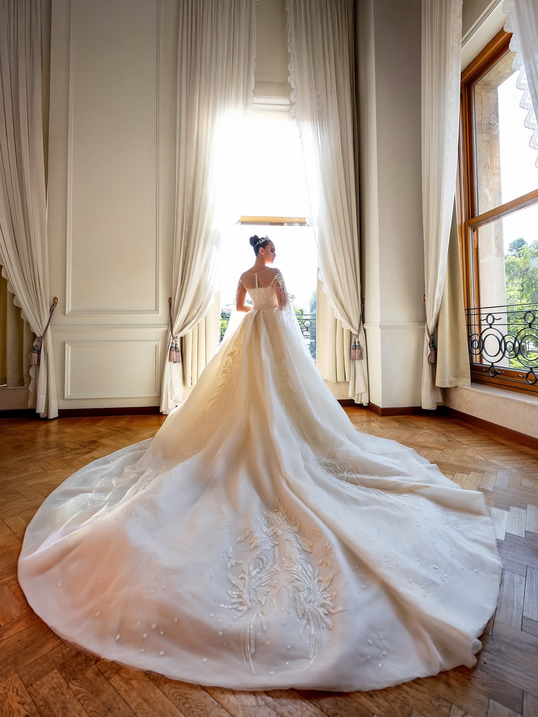 الفستان الاول الذي اطلت به كيناز حكيم