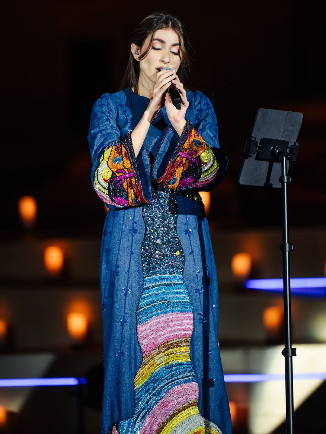 الفستان بنقوشات خرزية تجسد صحراء كونية من الجبال والشمس والنجوم