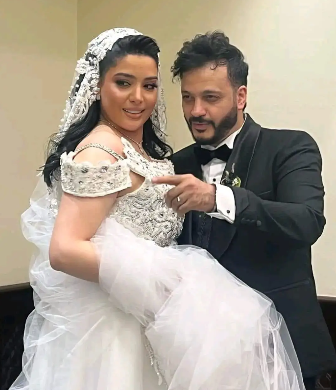 الفنان ايساف خلال حفل زفافه