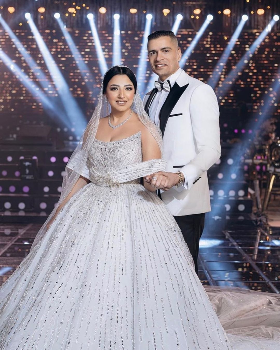 الفنان حسن شاكوش مع عروسته