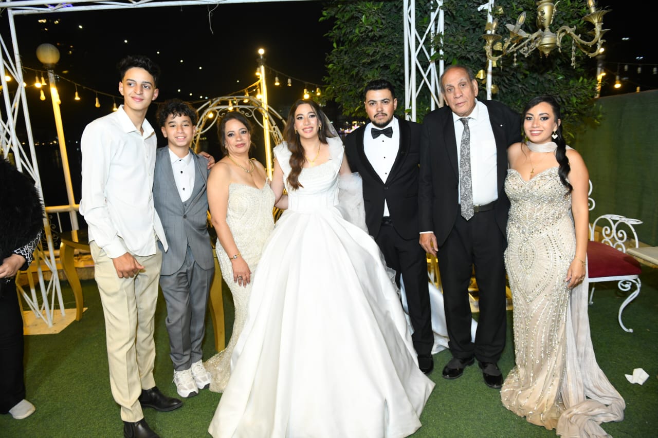 الفنان منير مكرم احتفل بزفاف ابنته يارا