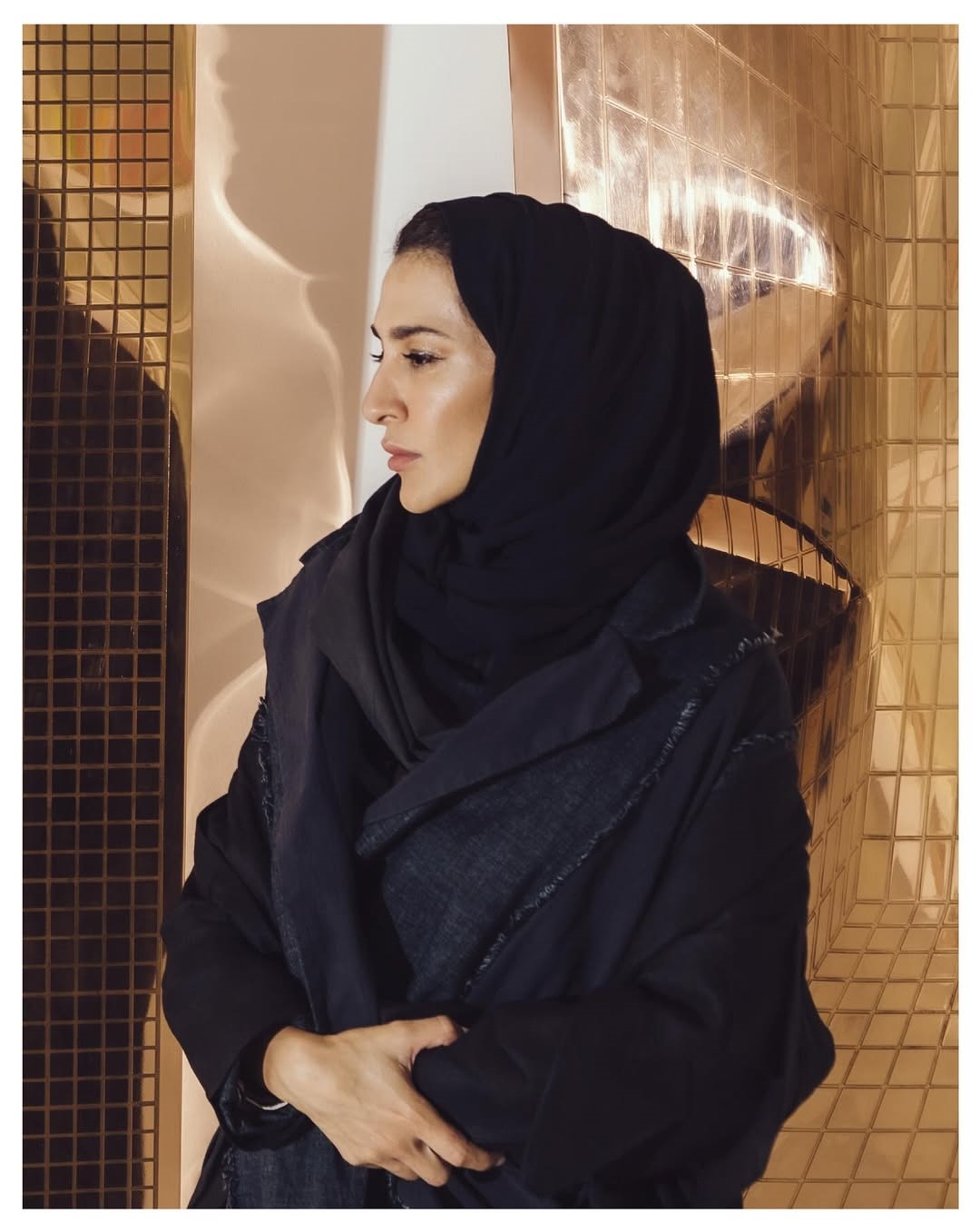 الفنانة الاماراتية شيخة المزروع الصورة من حساب Abu Dhabi Art