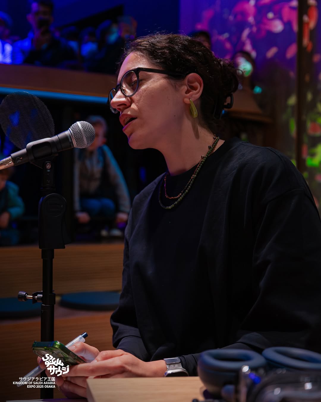 الفنانة فلانة في في استوديوهات الموسيقى الثقافية