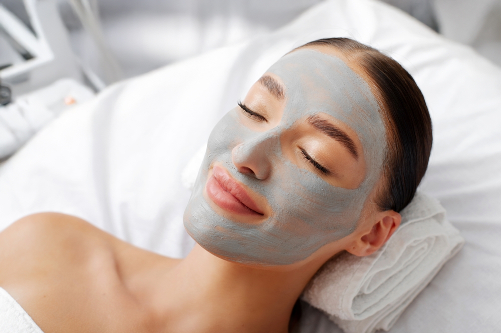 الفوائد الجمالية للطين المغربي هو تنظيف عميق للمسام