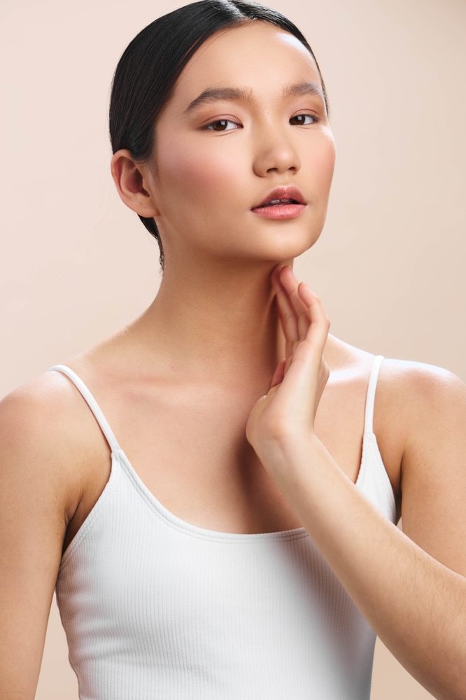 الفواكه والخضروات والدهون الصحية تحمي الجلد من الشيخوخة المبكرة.