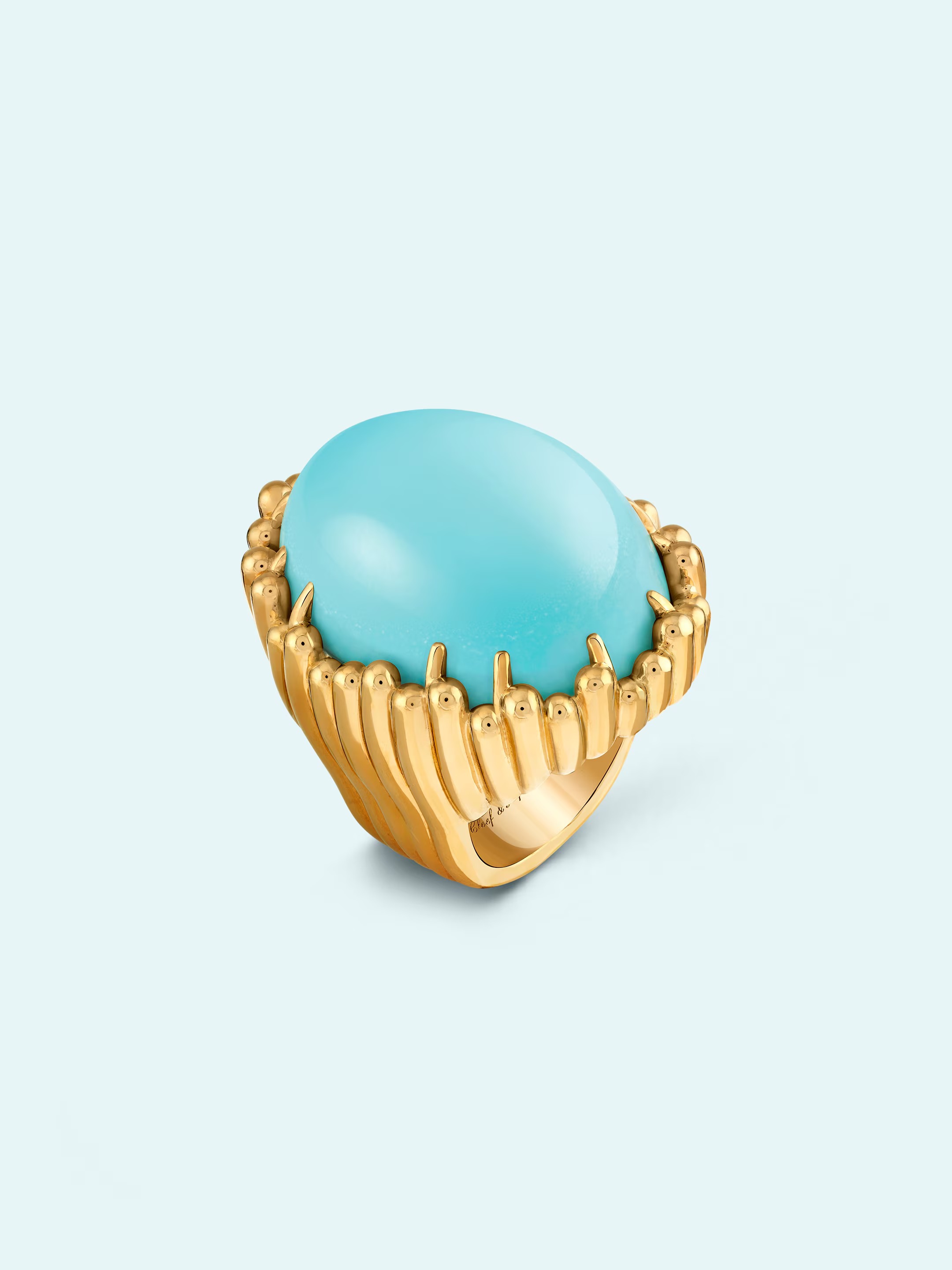 الفيروز بقصة كابشون جريئة في خاتم من Van Cleef & Arpels