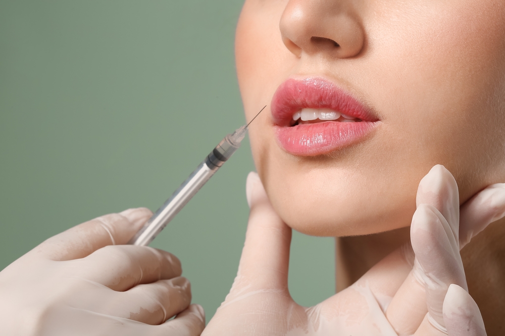 الفيلر الخفيف هو نوع من الحشوات التجميلية يعمل عن طريق ملء الخطوط الدقيقة وإضافة حجم ناعم يمنح البشرة