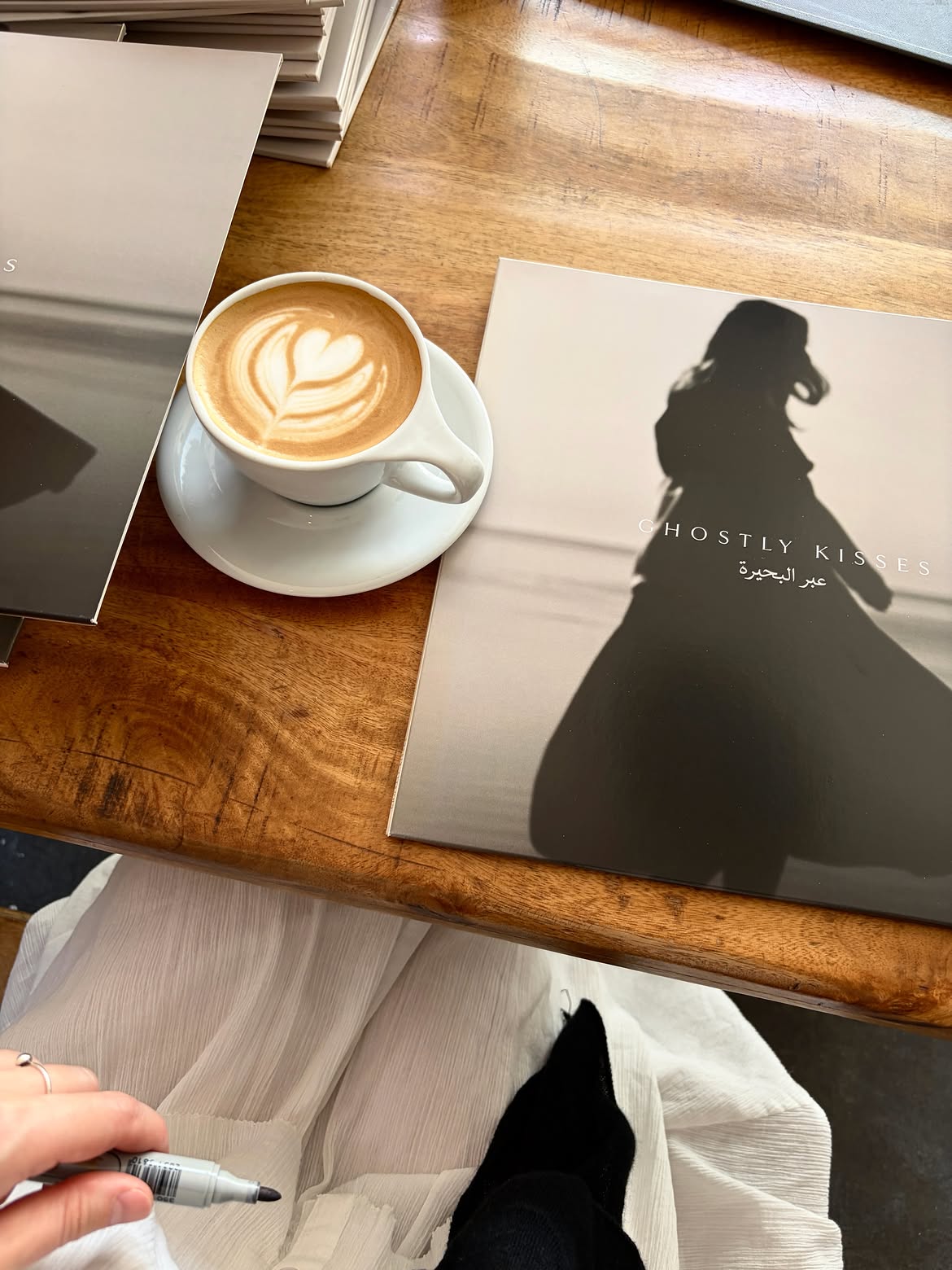 القهوة والموسيقى تجتمعان في لقطة من يوميات Ghostly Kisses خلال رحلتها السعودية.