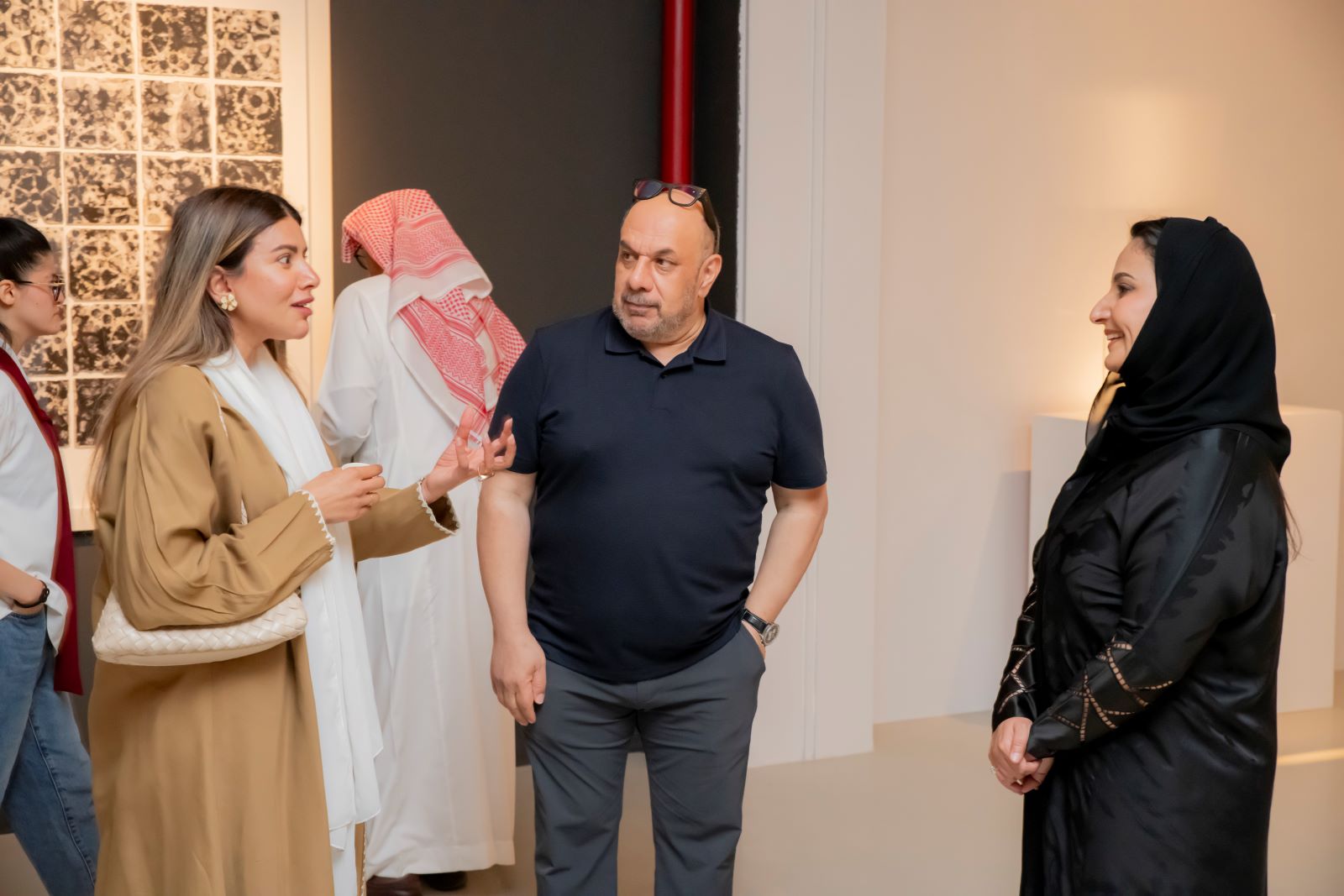 القيمة الفنية م. غيداء المقرن والفنان محمد الشمري مع زوار المعرض