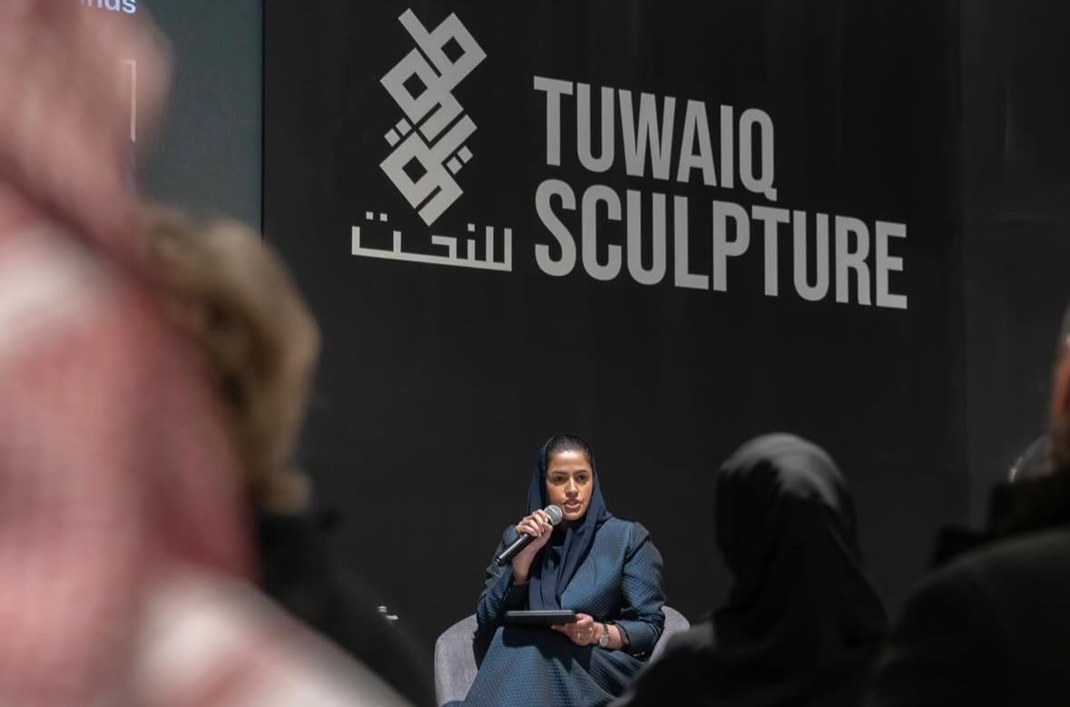 القيّمة الفنية السعودية الدكتورة سها الزيد في جلسة حوارية في ملتقى طويق للنحت 2026