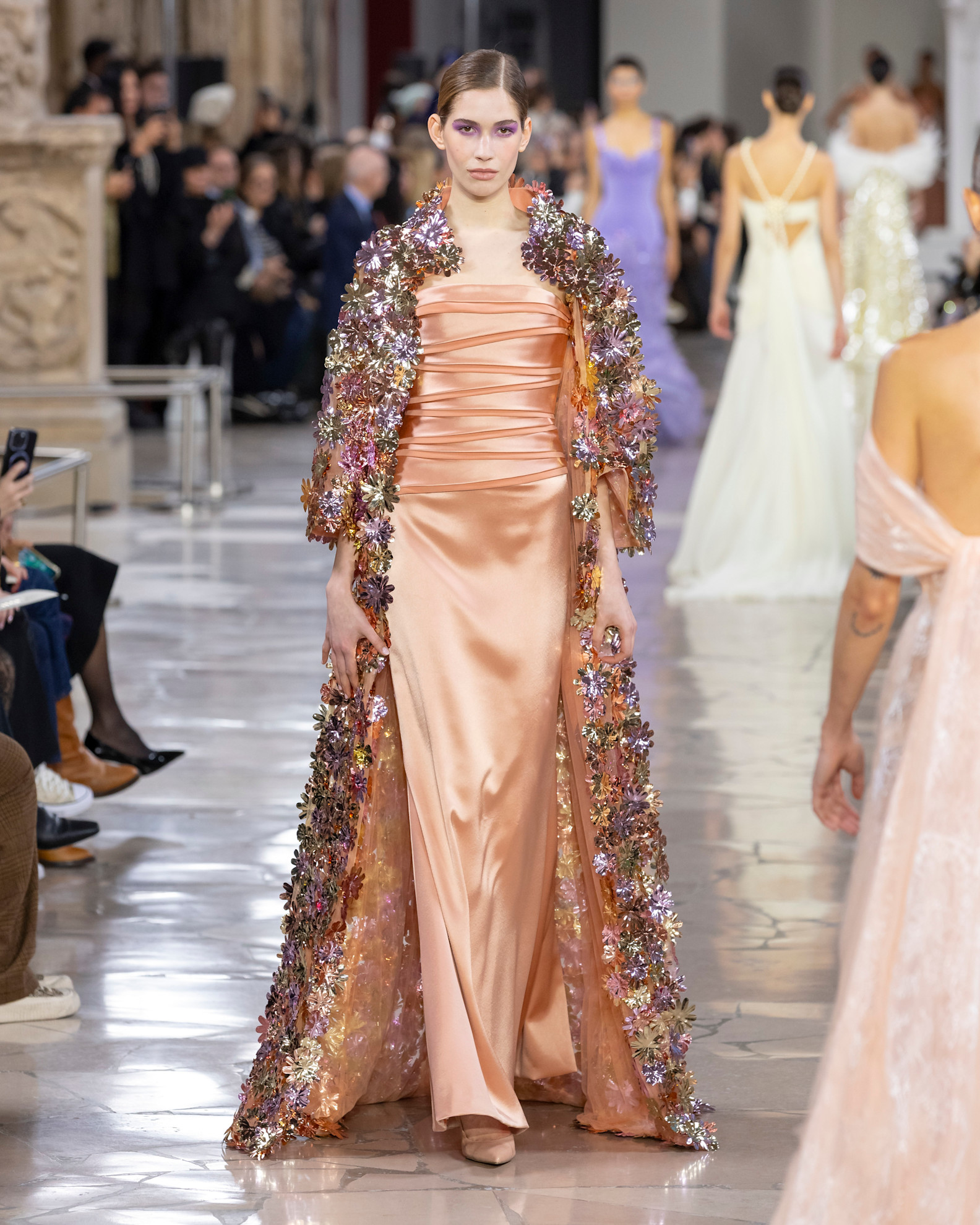 الكاب يزين فستان السهرة من جورج شقرا