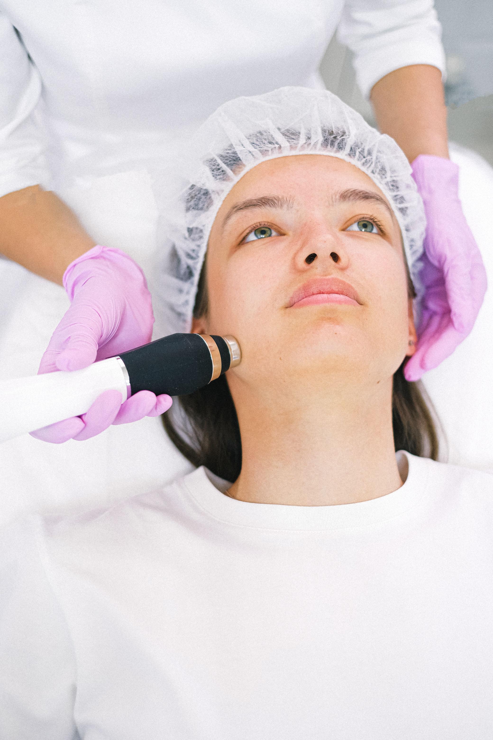 الكرايوثيرابي التجميلي هو علاج غير جراحي يعتمد على تعريض البشرة لدرجات حرارة منخفضة