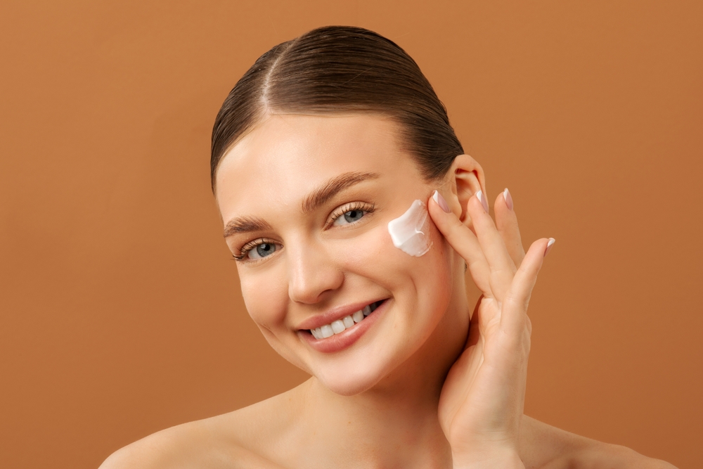 الكريمات غنية بالماء تساعد على ترطيب البشرة