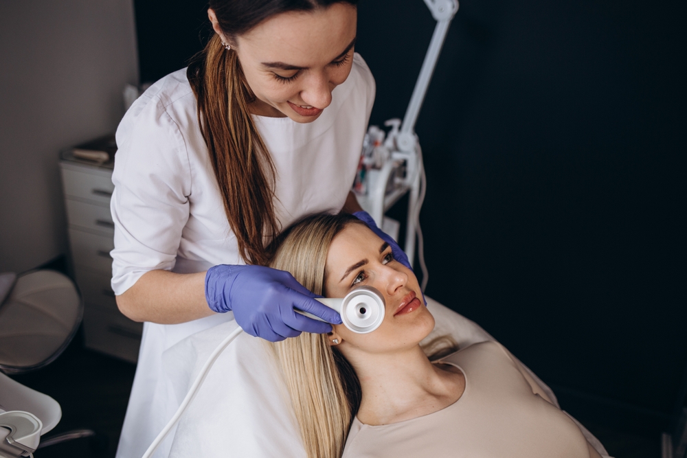 الكريوثيرابي يقوم على تحفيز الدورة الدموية الدقيقة (microcirculation)  في البشرة