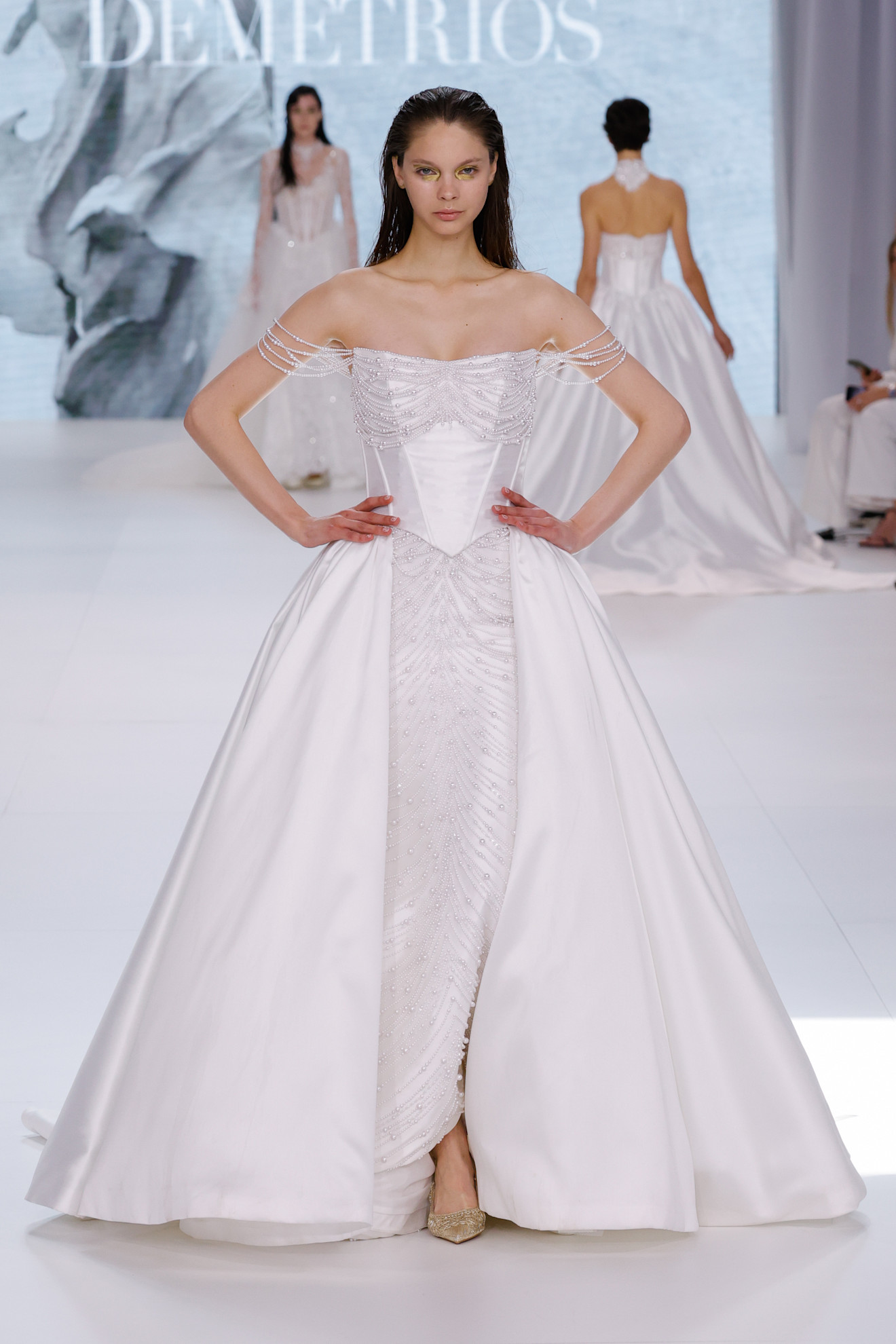 الكورسيه المشدود في عروض ديمتريوس