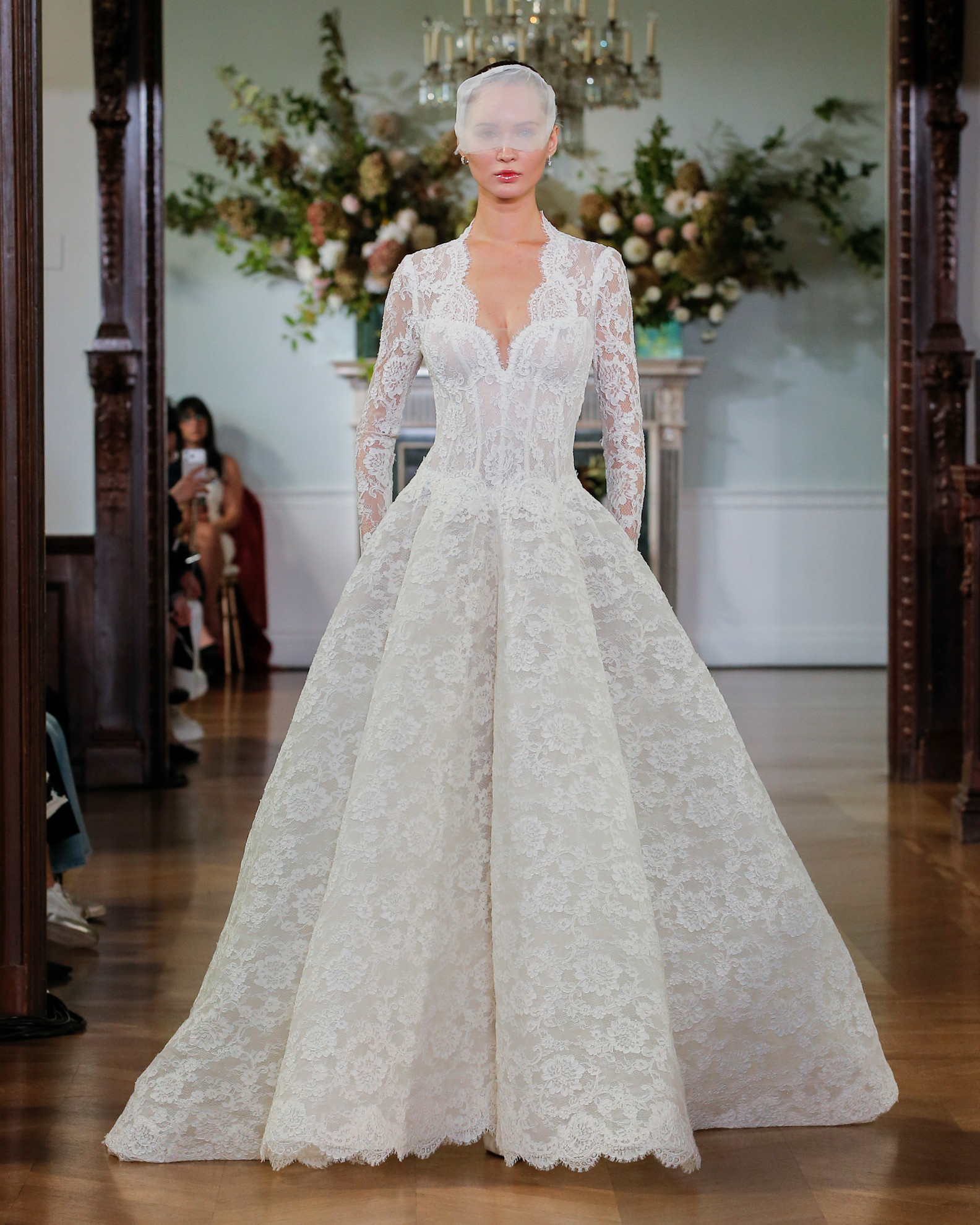 الكورسيه بالدانتيل من عروض مونيك لولييه