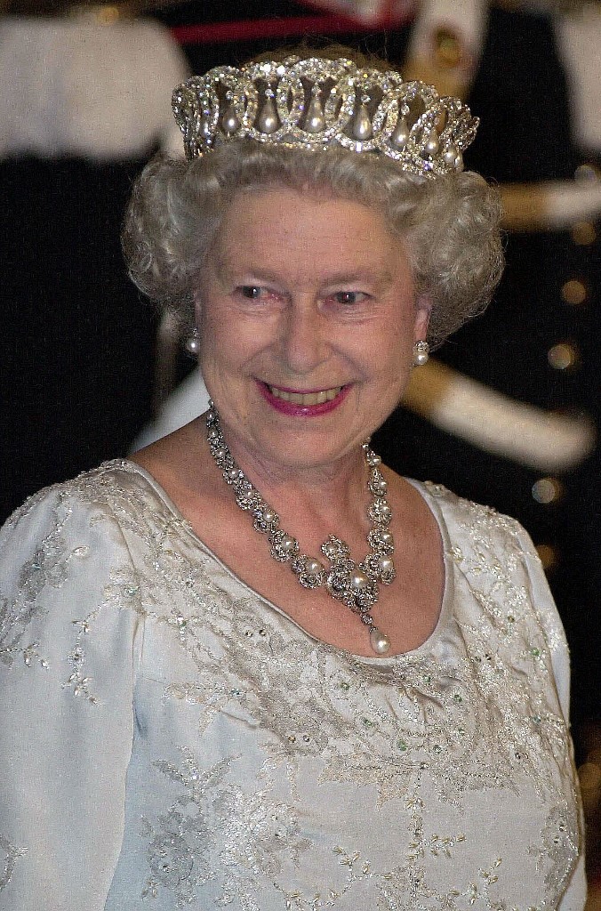 اللؤلؤ الحجر المفضل للملكة إليزابيث الراحلة