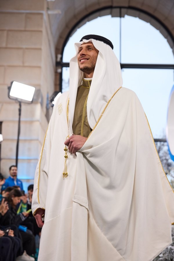 اللاعب راكان علي رضا في عرض أزياء الافتتاح من تصميم علياء السالمي