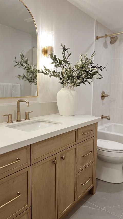 اللون الأبيض يمنح الحمام مرونة التنسيق مع مختلف الخامات