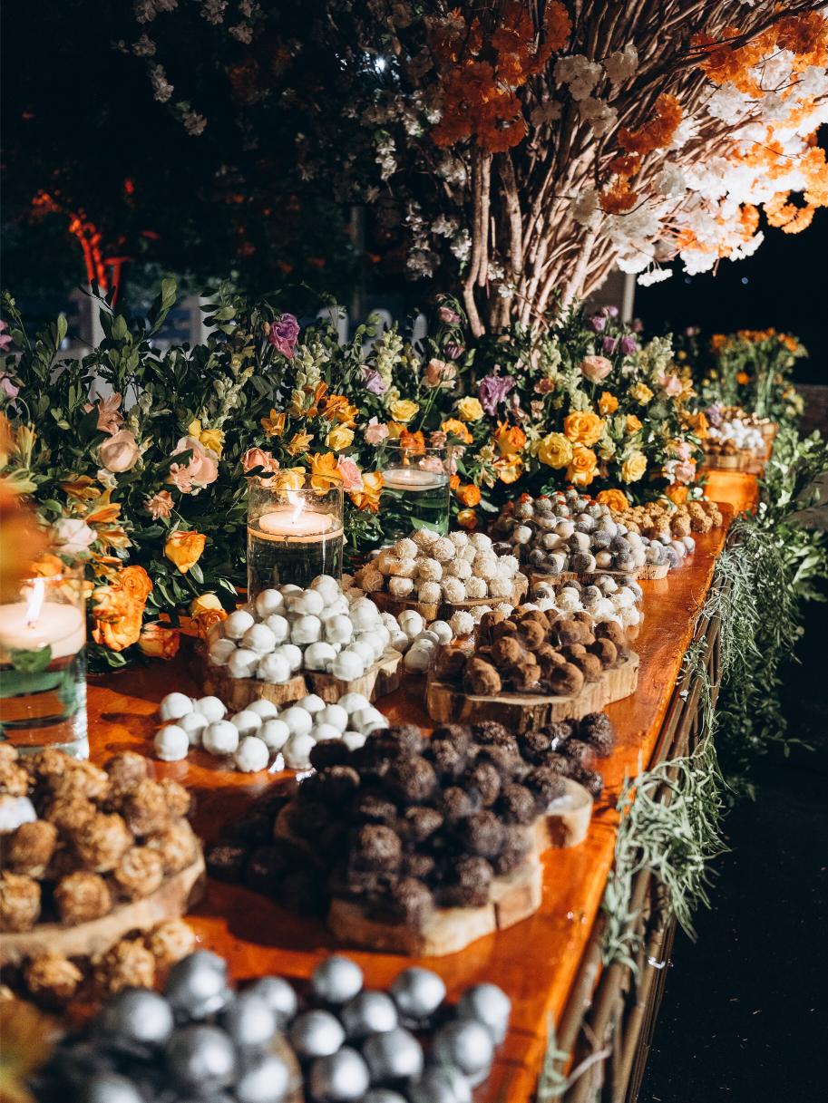 اللون البرتقالي في تفاصيل الزينة- الصورة من صفحة Dayse Nunes Decoraçõe@
