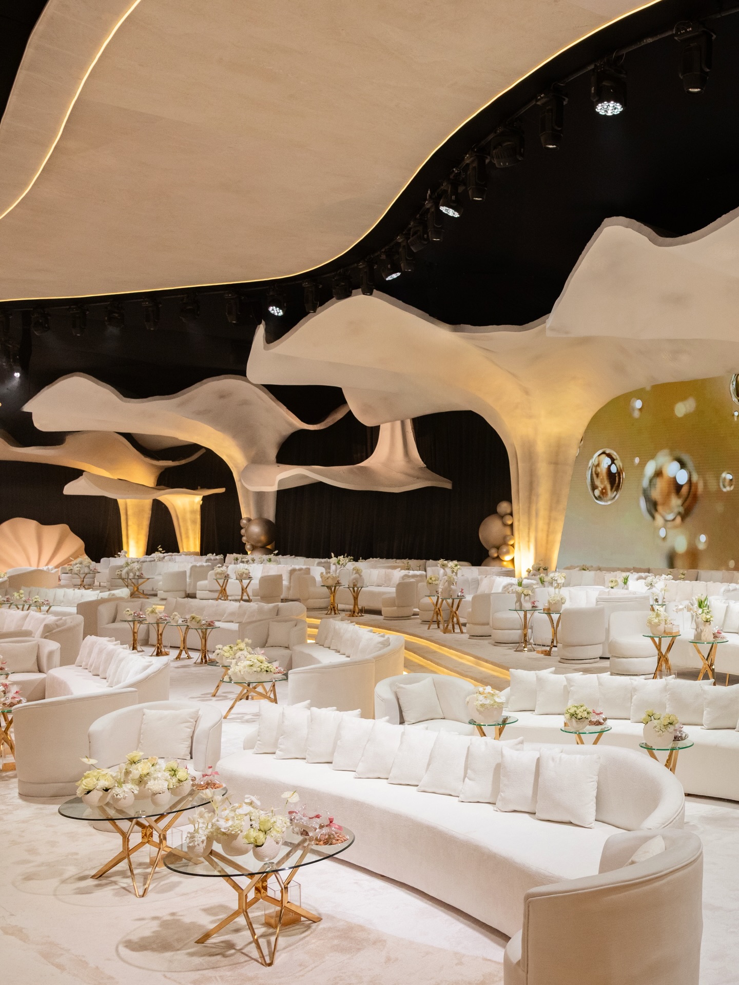 اللون العاجي مبهر في الأعراس الربيعية من تصميم Baz Events