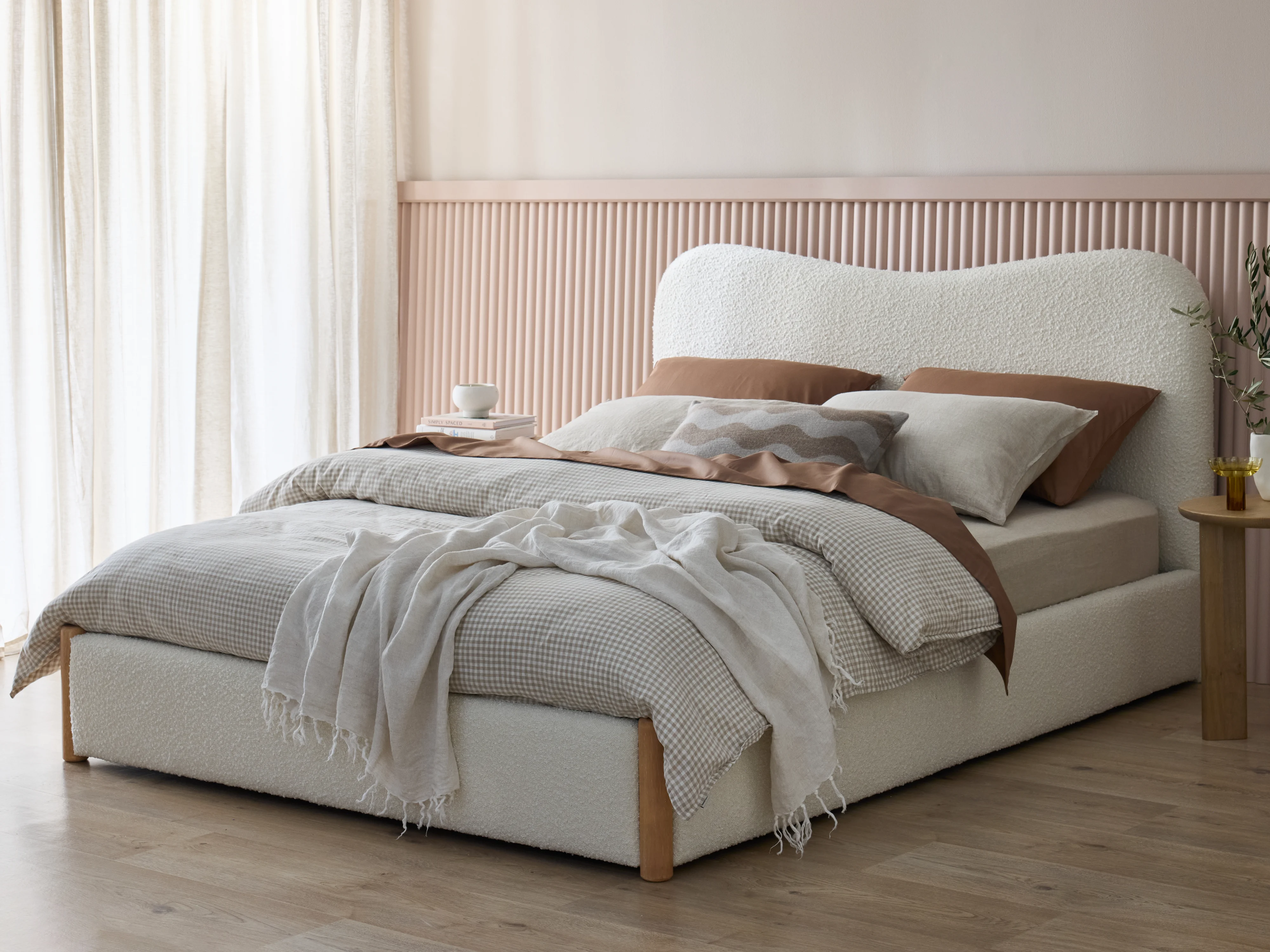 اللون الكريمي مع قماش البوكليه حساس للبقع والاستخدام اليومي