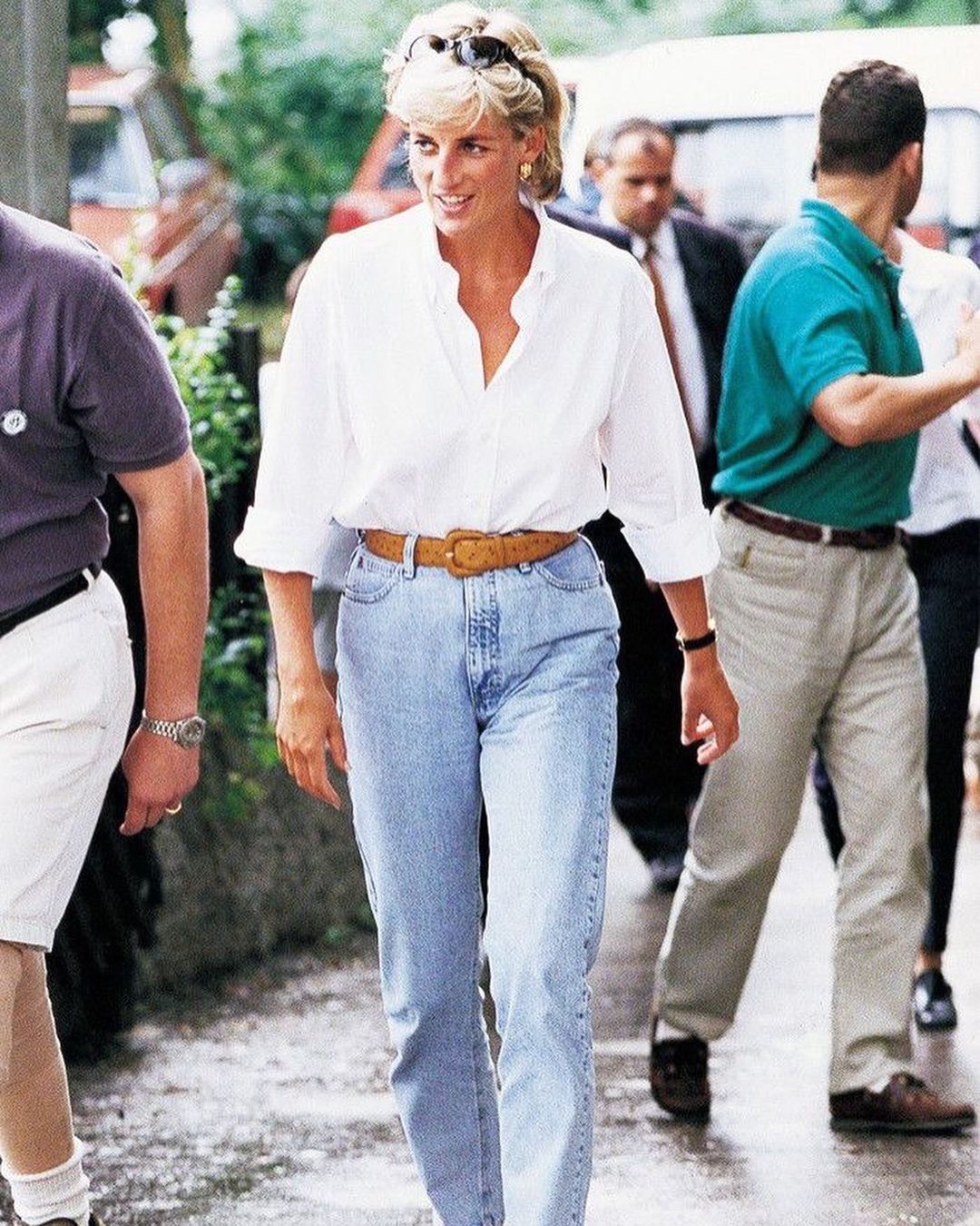 الليدي ديانا في القميص الأبيض مع الجينز الأزرق في ثمانينيات القرن الماضي