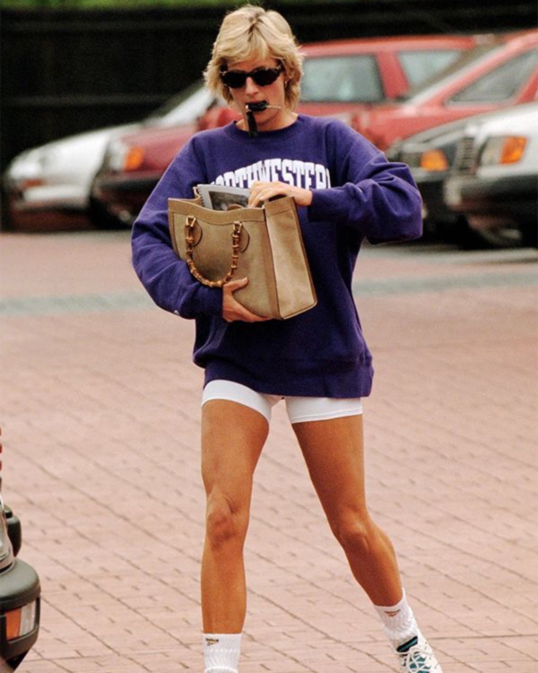 الليدي ديانا في سويتر اوفر سايز لاطلالة رياضية كاجوال