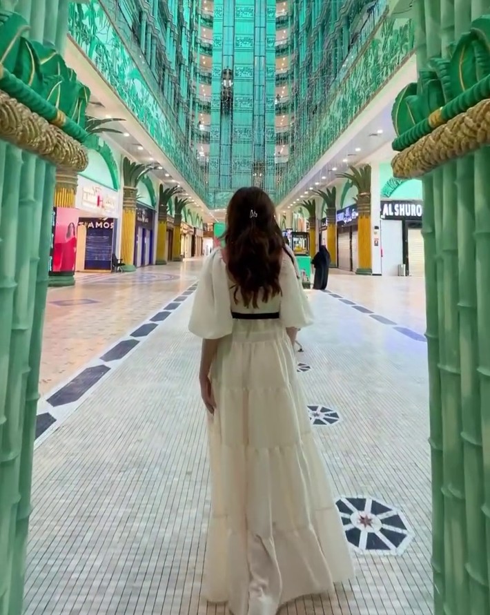 المؤثرة الأمريكية ناتاليا هاسنكامبف