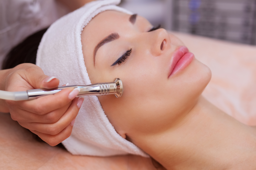المايكرونيدلنغ من أبرز العلاجات التجميلية الحديثة التي تلقى رواجاً كبيراً