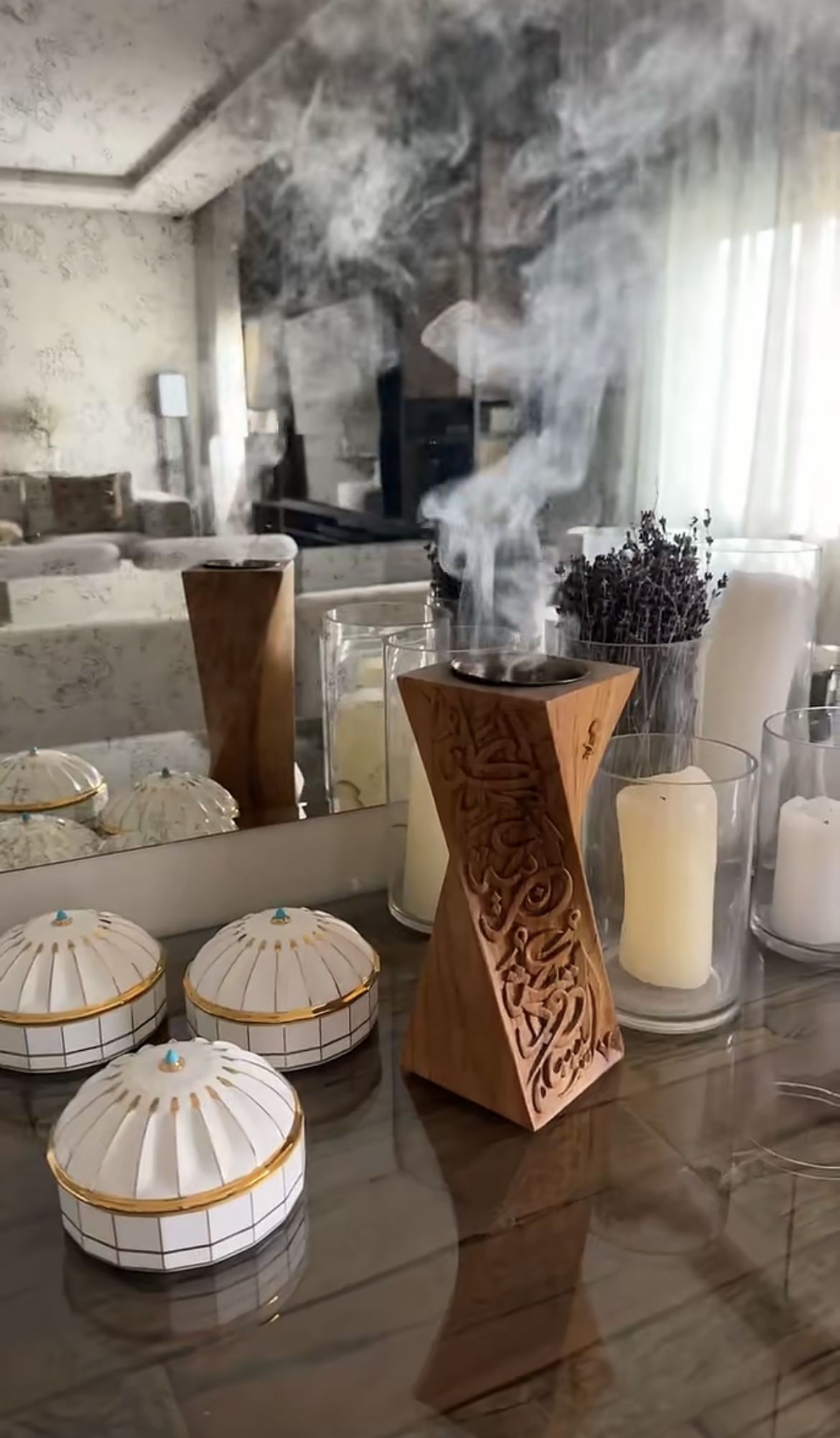 المبخرة على طاولة كونسول في مدخل المنزل
