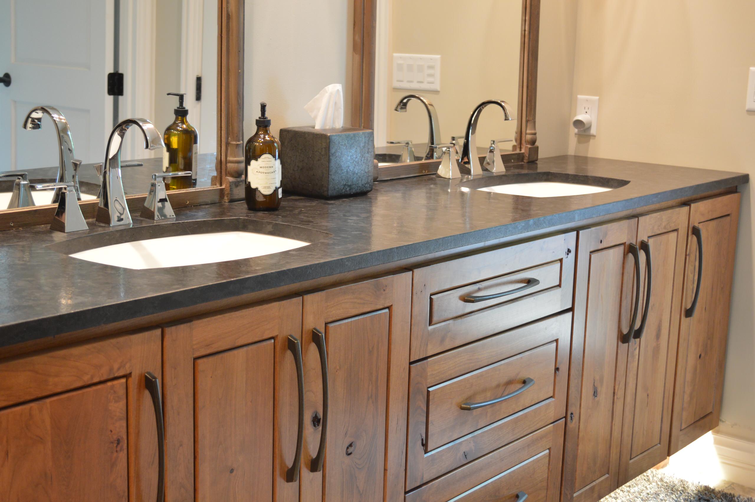 المتانة، الصلابة، والملمس الحريري من مميزات حجر الصابون لأسطح عمل الحمام