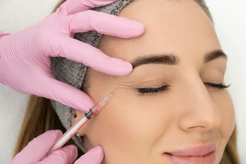 المحفزات الكولاجينية أو الـBiostimulators، وهي مواد قابلة للحقن تهدف إلى تحفيز الجسم على إنتاج الكولاجين بشكل تدريجي
