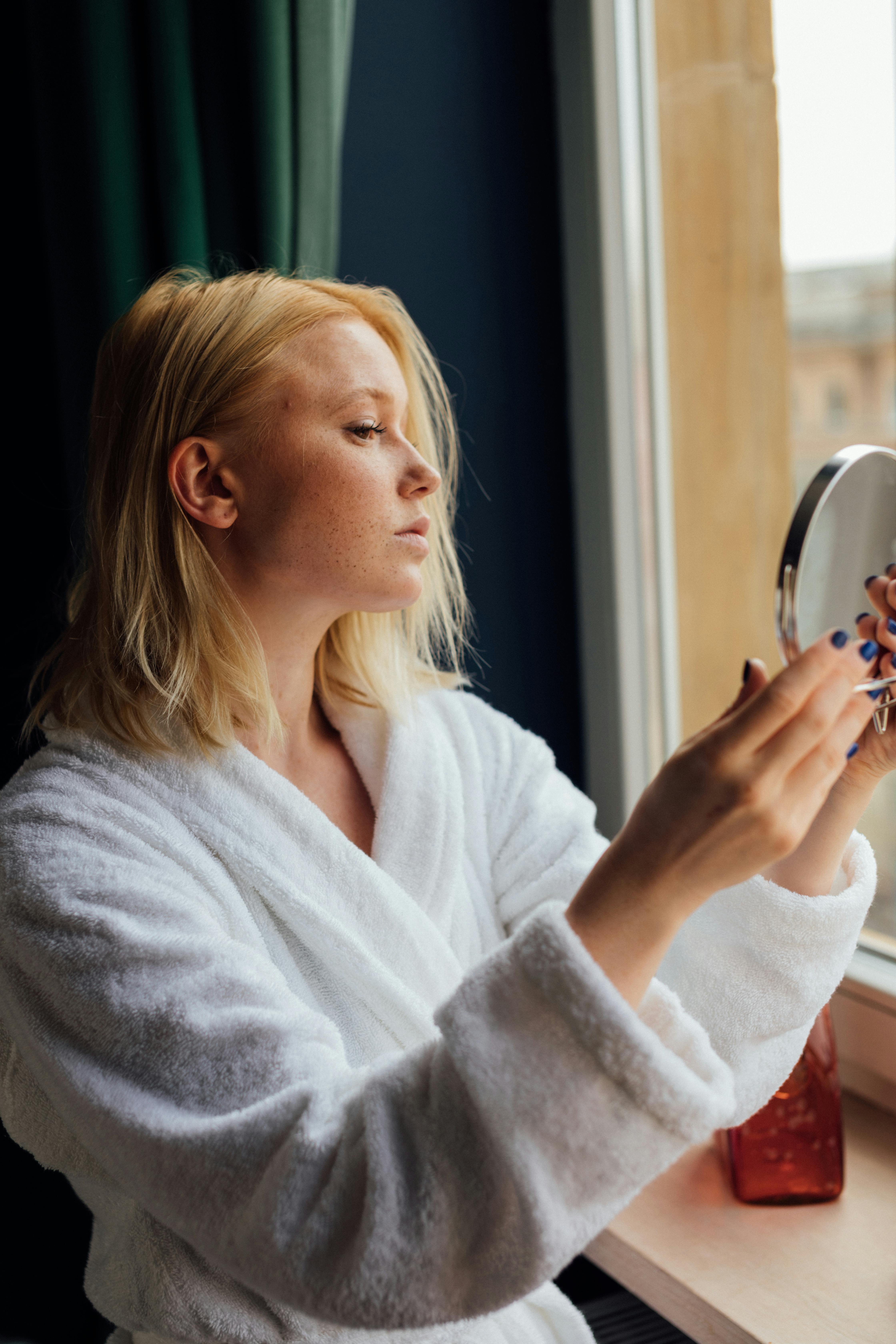 المخ يترجم شكلك أمام المرآه تلقائيا