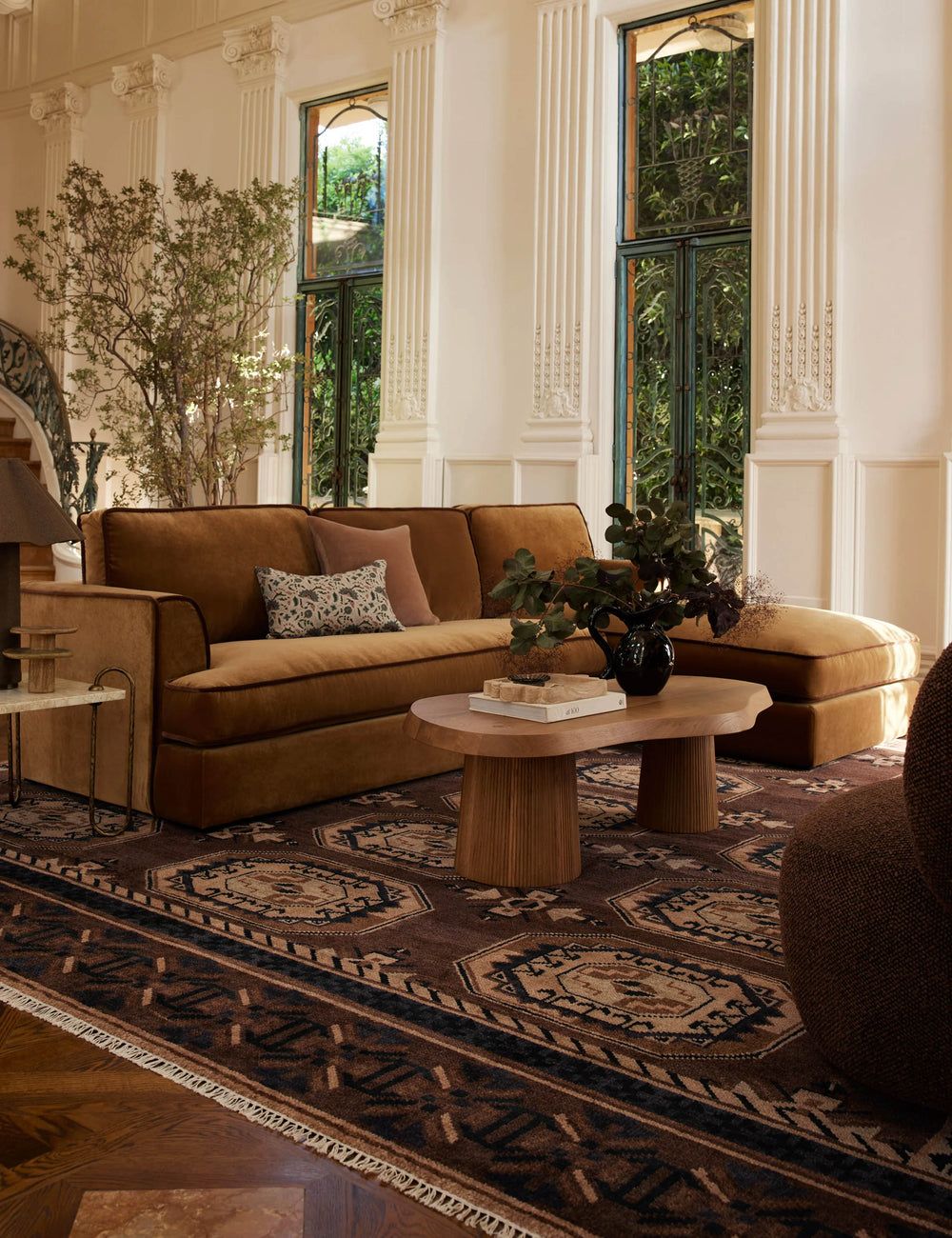 المزج الجريء والمتعمّد بين خامات متعددة وملمسات، من أبرز اتجاهات السجاد في 2026