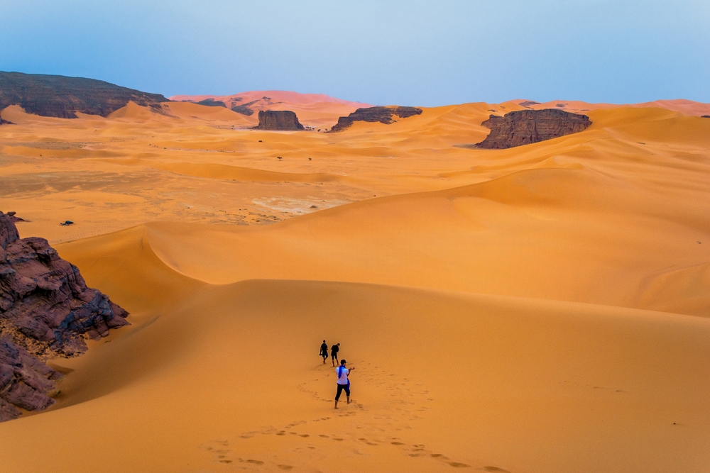 رحلات المشي في الصحراء والتخييم واستكشاف جبال تاسيلي ناجر