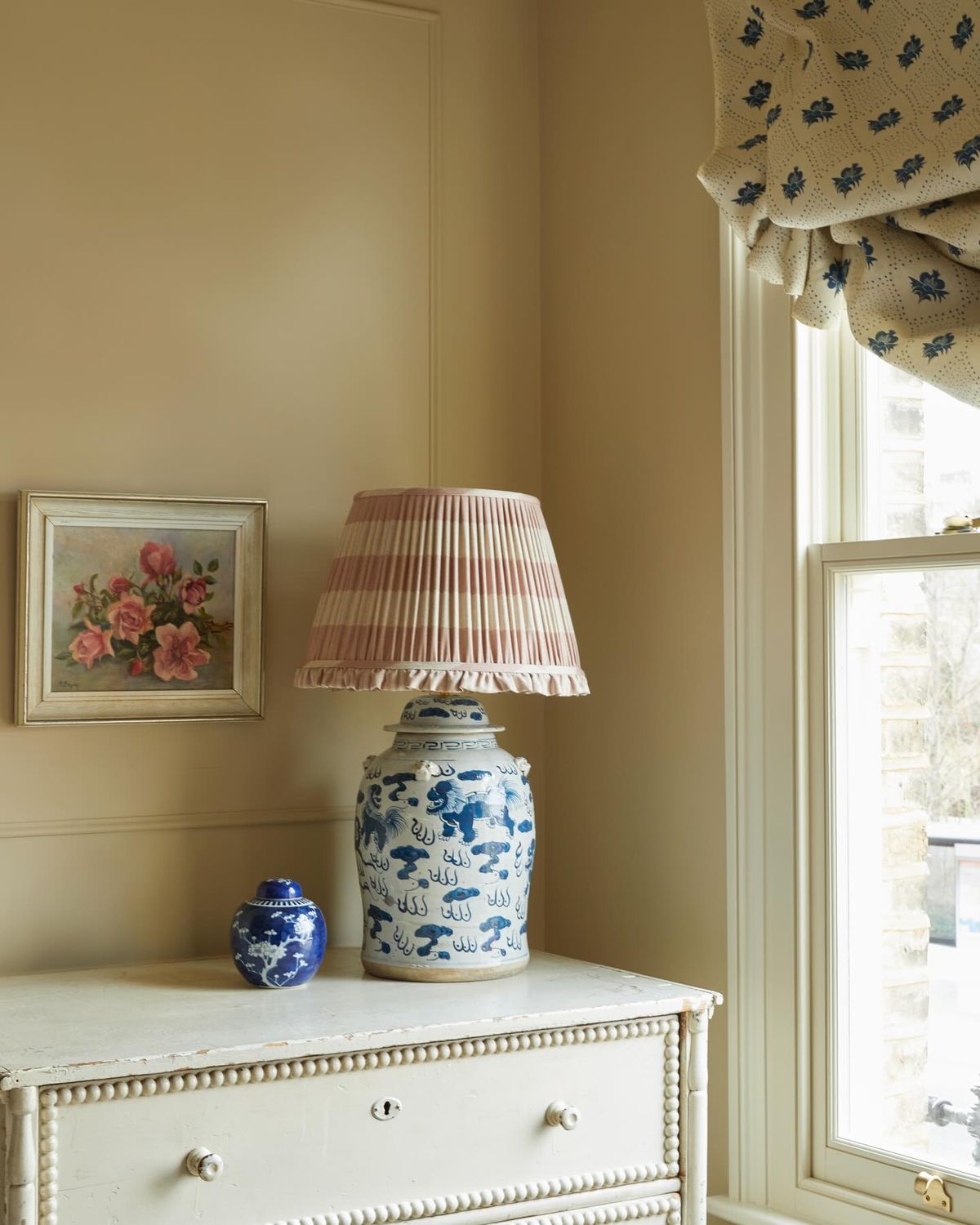 المصابيح ذات الأغطية المزخرفة بالكشكشة من العناصر الدالة على عدم تحديث غرفة المعيشة