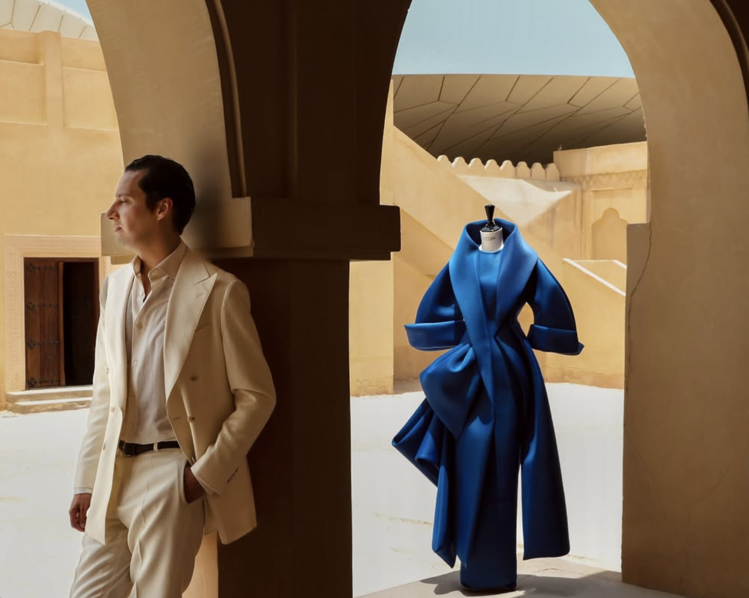 المصمم محمد بنشلال مع إحدى تصاميمه من الكوتور